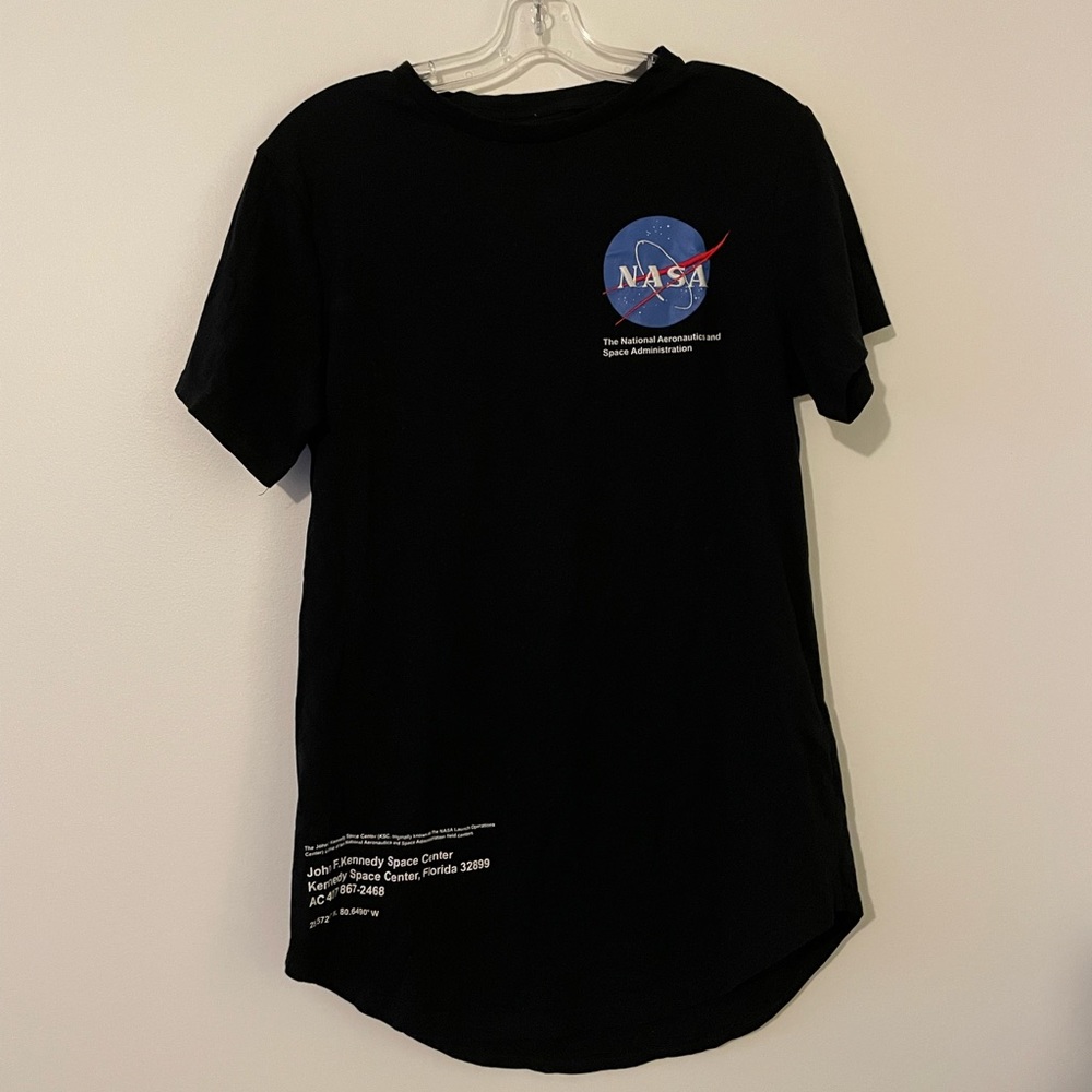 🎁3/$30 NASA Embroidered Oversized T-Shirt Size Small GUC